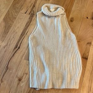 H&M short sleeve turtleneck sweater. Color: cream. Size: xs. fabric: ribbed.